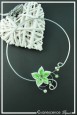 collier-en-aluminium-margot-couleur-blanc-et-vert-anis-sur-fond-noir