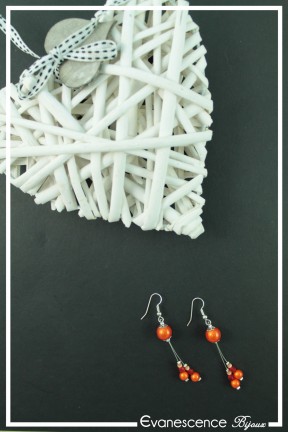 boucles-d-oreilles-en-fil-cable-heaven-couleur-orange-sur-fond-noir