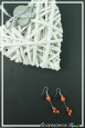 boucles-d-oreilles-en-fil-cable-heaven-couleur-orange-sur-fond-noir