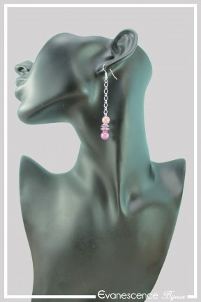 boucles-d-oreilles-chaine-bastet-couleur-violet-et-rose-portees