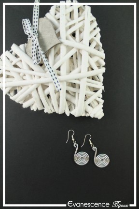 boucles-d-oreilles-en-aluminium-pastille-couleur-argent-sur-fond-noir