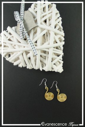 boucles-d-oreilles-en-aluminium-pastille-couleur-dore-sur-fond-noir