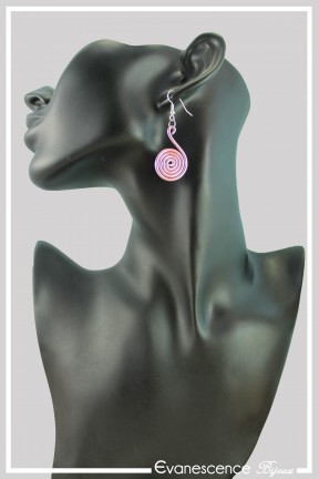 boucles-d-oreilles-en-aluminium-pastille-couleur-rose-portees