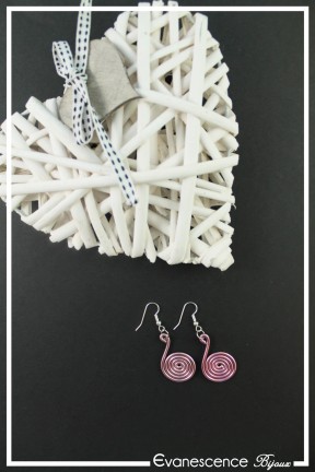 boucles-d-oreilles-en-aluminium-pastille-couleur-rose-sur-fond-noir