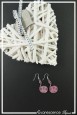 boucles-d-oreilles-en-aluminium-pastille-couleur-rose-sur-fond-noir