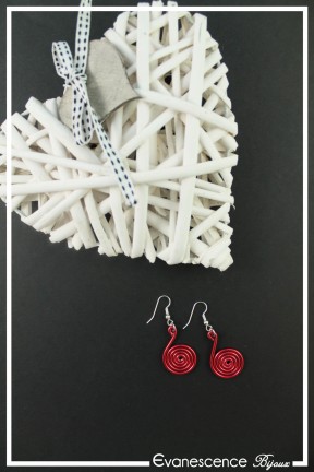 boucles-d-oreilles-en-aluminium-pastille-couleur-rouge-sur-fond-noir