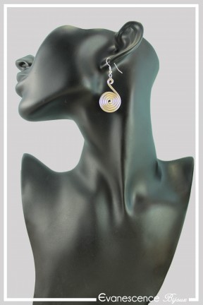 boucles-d-oreilles-en-aluminium-pastille-couleur-champagne-portees