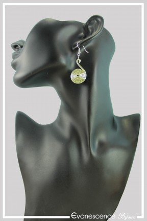 boucles-d-oreilles-en-aluminium-pastille-couleur-vert-tilleul-portees