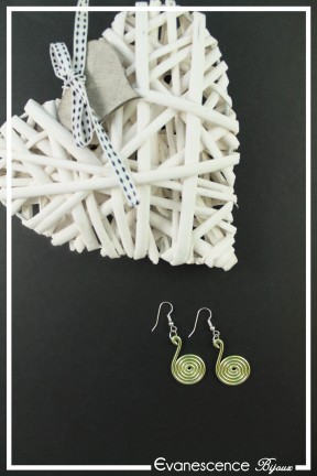 boucles-d-oreilles-en-aluminium-pastille-couleur-vert-tilleul-sur-fond-noir