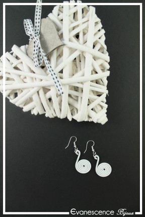 boucles-d-oreilles-en-aluminium-pastille-couleur-blanc-sur-fond-noir