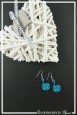 boucles-d-oreilles-en-aluminium-pastille-couleur-turquoise-sur-fond-noir