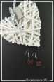 boucles-d-oreilles-en-aluminium-pastille-couleur-chocolat-sur-fond-noir