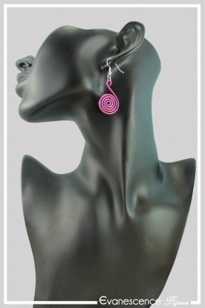 boucles-d-oreilles-en-aluminium-pastille-couleur-aubergine-portees