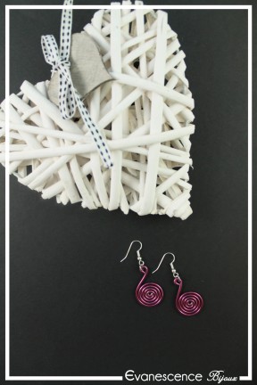 boucles-d-oreilles-en-aluminium-pastille-couleur-aubergine-sur-fond-noir