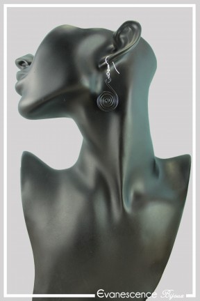 boucles-d-oreilles-en-aluminium-pastille-couleur-noir-portees