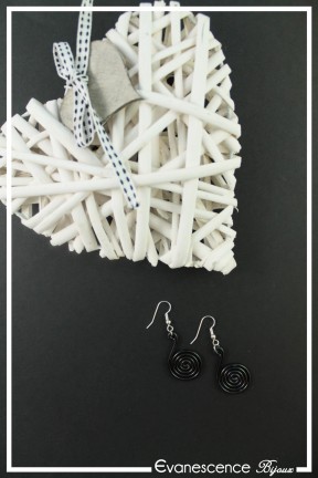 boucles-d-oreilles-en-aluminium-pastille-couleur-noir-sur-fond-noir