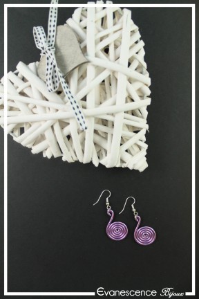 boucles-d-oreilles-en-aluminium-pastille-couleur-lilas-sur-fond-noir