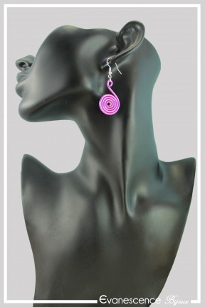 boucles-d-oreilles-en-aluminium-pastille-couleur-fuchsia-portees