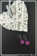 boucles-d-oreilles-en-aluminium-pastille-couleur-fuchsia-sur-fond-noir