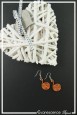 boucles-d-oreilles-en-aluminium-pastille-couleur-orange-sur-fond-noir