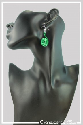 boucles-d-oreilles-en-aluminium-pastille-couleur-vert-portees