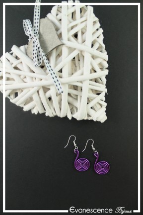 boucles-d-oreilles-en-aluminium-pastille-couleur-violet-sur-fond-noir