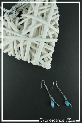 boucles-d-oreilles-en-fil-cable-dakota-couleur-bleu-sur-fond-noir