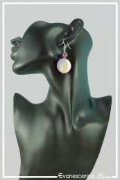 boucles-d-oreilles-sur-clous-ranie-couleur-violet-portees