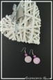 boucles-d-oreilles-sur-clous-ranie-couleur-rose-fonce-sur-fond-noir