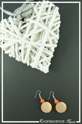 boucles-d-oreilles-sur-clous-ranie-couleur-orange-sur-fond-noir