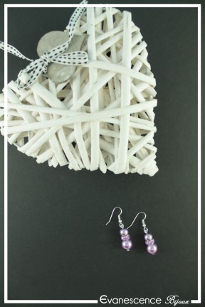 boucles-d-oreilles-sur-clous-hime-couleur-violet-sur-fond-noir