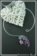 collier-en-aluminium-gagarine-couleur-argent-et-violet-sur-fond-noir