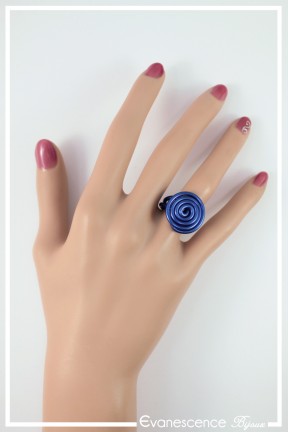 bague-reglable-en-aluminium-pastille-couleur-bleu-roi-portee