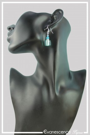 boucles-d-oreilles-sur-clous-satie-couleur-bleu-portees