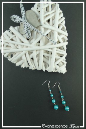 boucles-d-oreilles-sur-clous-ambre-couleur-turquoise-sur-fond-noir