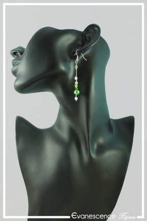 boucles-d-oreilles-en-fil-cable-naya-couleur-vert-et-blanc-portees