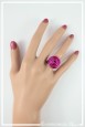 bague-reglable-en-aluminium-pastille-couleur-framboise-portee