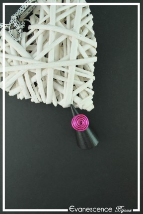 bague-reglable-en-aluminium-pastille-couleur-framboise-sur-fond-noir