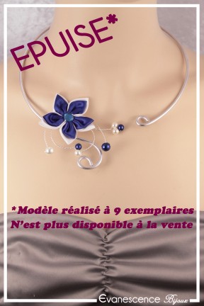 collier-en-aluminium-margot-couleur-blanc-et-bleu-roi-porte