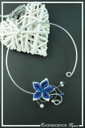 collier-en-aluminium-margot-couleur-blanc-et-bleu-roi-sur-fond-noir