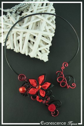 collier-en-aluminium-ziva-couleur-noir-et-rouge-sur-fond-noir