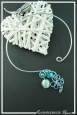 collier-en-aluminium-gagarine-couleur-argent-et-turquoise-sur-fond-noir