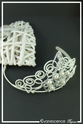 diademe-en-aluminium-giny-couleur-blanc-et-argent-sur-fond-noir