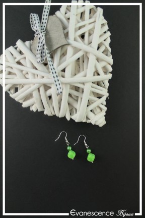 boucles-d-oreilles-sur-clous-garmin-couleur-vert-sur-fond-noir