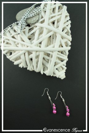 boucles-d-oreilles-en-fil-cable-chatran-couleur-fuchsia-sur-fond-noir