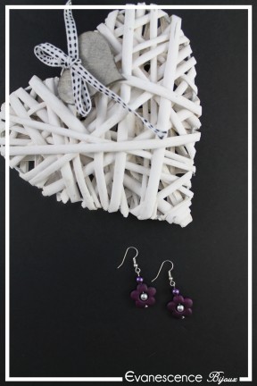 boucles-d-oreilles-sur-clous-dory-couleur-violet-et-argent-sur-fond-noir