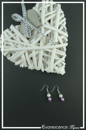 boucles-d-oreilles-sur-clous-margot-couleur-blanc-et-lilas-sur-fond-noir