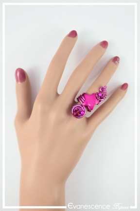 bague-reglable-en-aluminium-voxane-couleur-fuchsia-portee