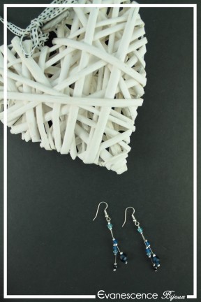 boucles-d-oreilles-en-fil-cable-gaia-couleur-bleu-et-turquoise-sur-fond-noir