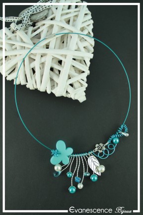 tour-de-cou-cable-kookie-couleur-turquoise-et-argent-sur-fond-noir